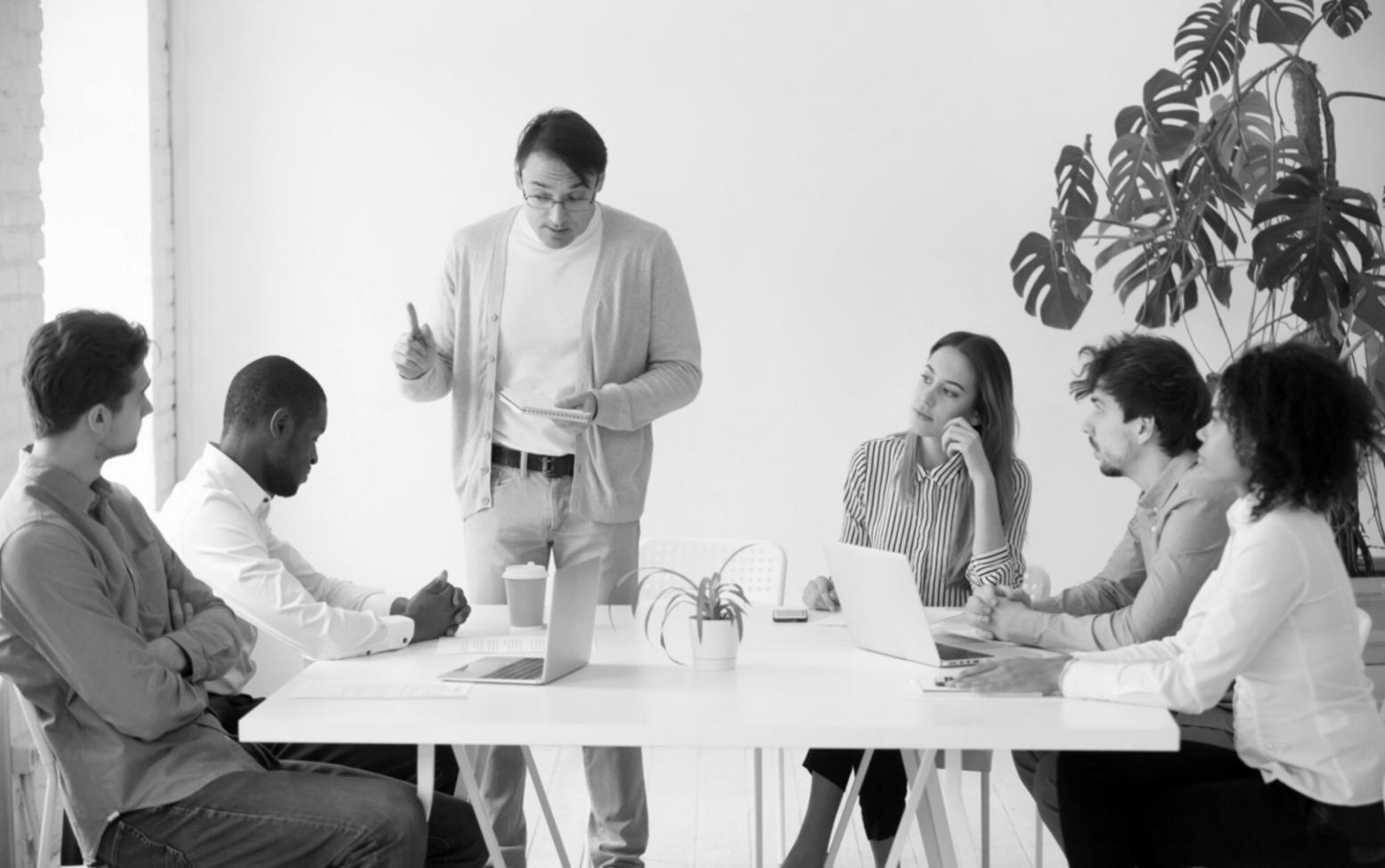 Finanzplanung Arbeitsplatz mit Dokumenten und Taschenrechner